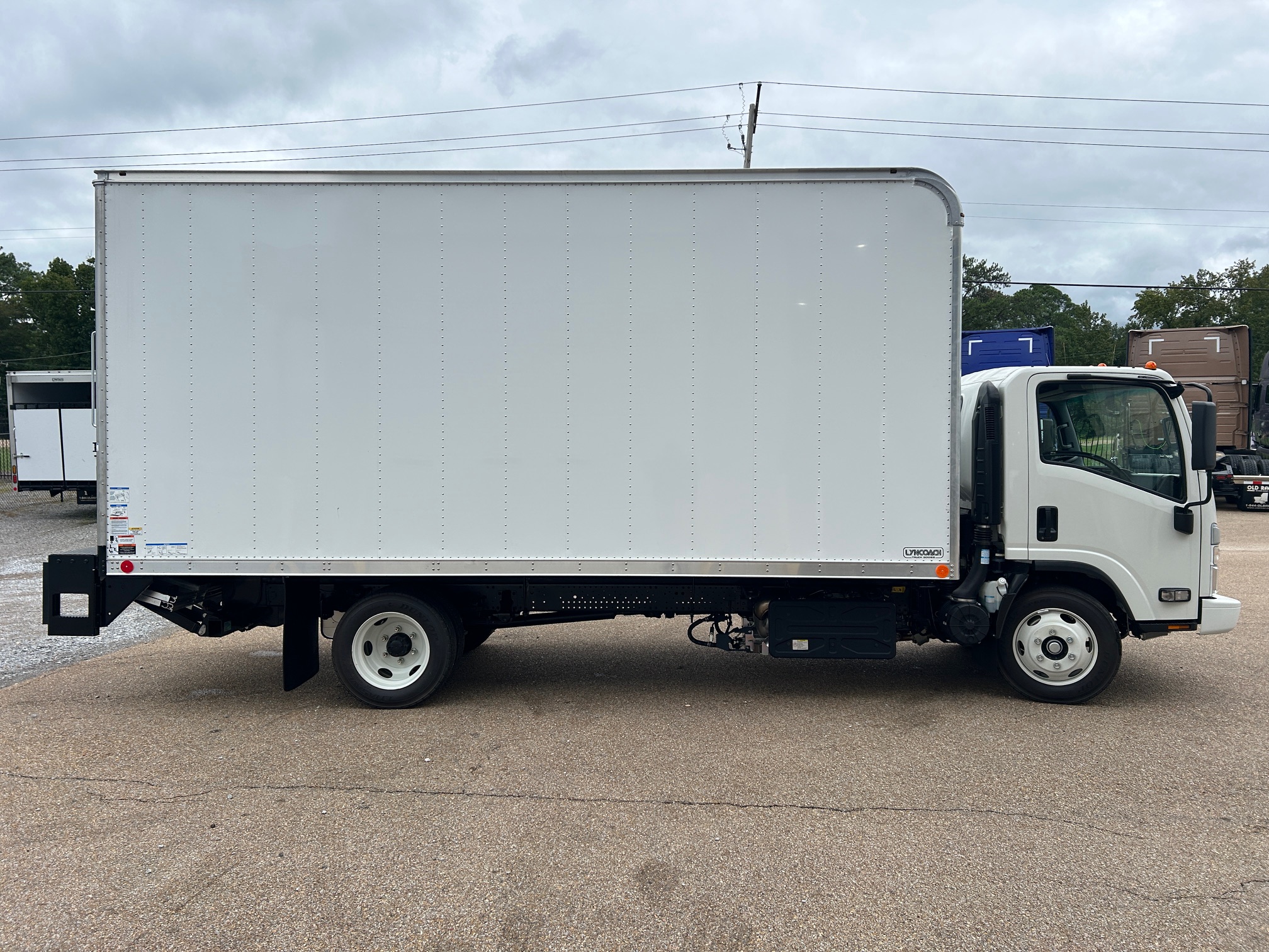 2024 HINO S5 5R7305206 19,500 GVWR. 20' Lyncoach body - T/U lift gate - B/U Camera (Copy) - image 3 of 6