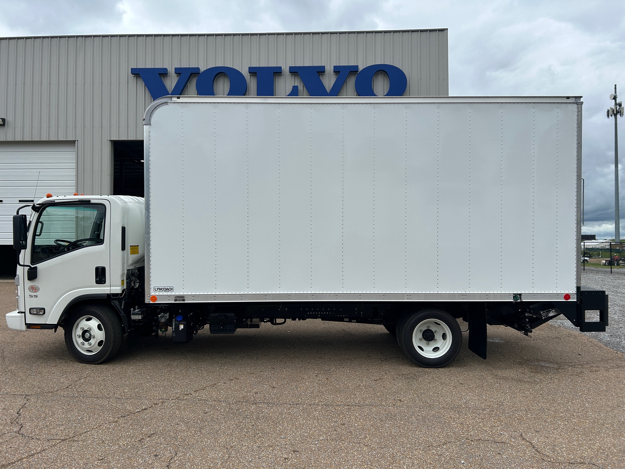 2024 HINO S5 5R7305206 19,500 GVWR. 20' Lyncoach body - T/U lift gate - B/U Camera (Copy) - image 5 of 6