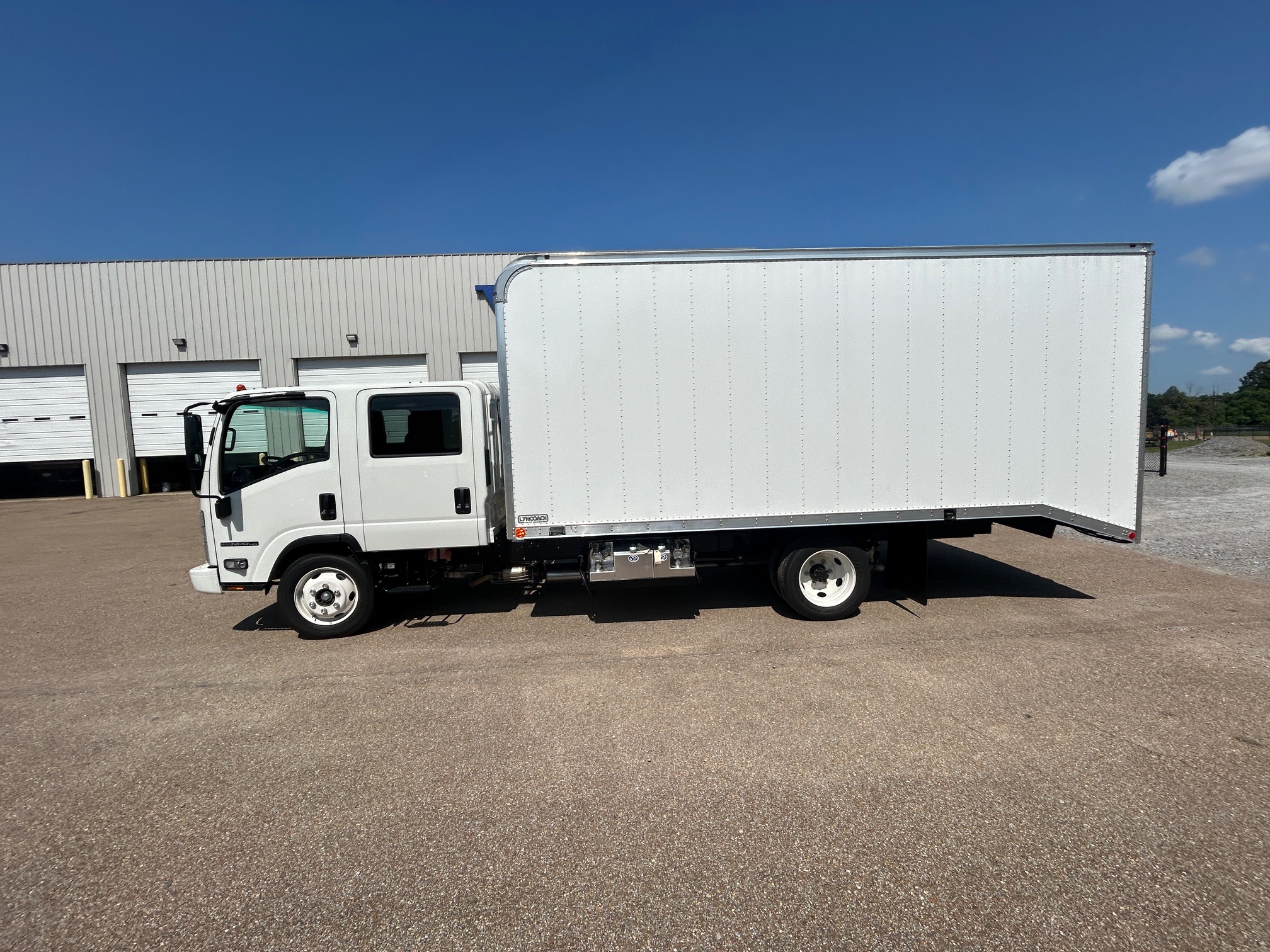 18' Vanscaper Crew Cab - 2024 ISUZU NPR HD + 6.6L V8 GAS BURNER - image 3 of 6