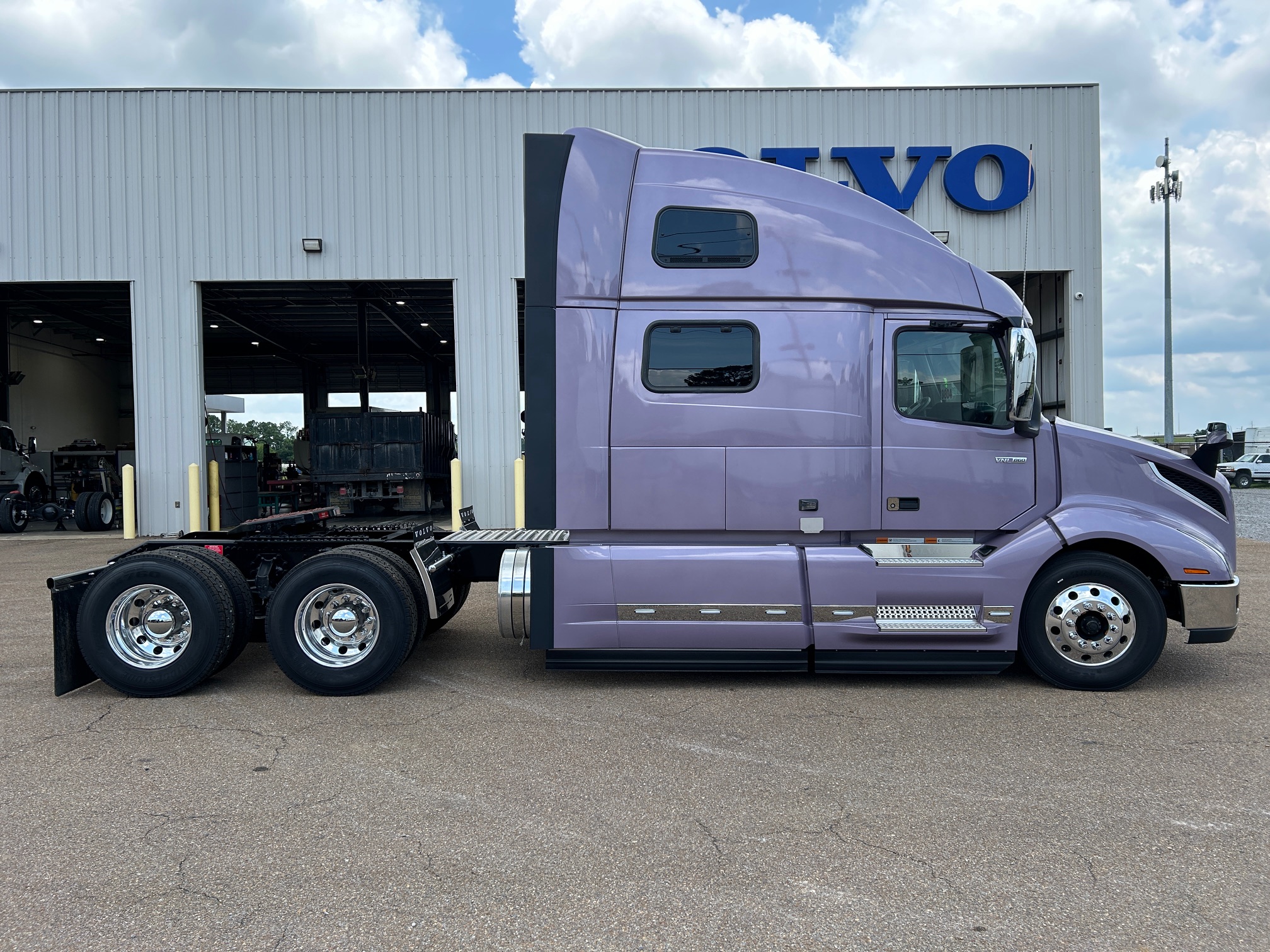 2025 VOLVO VNL 860 SN688256  60/500 EP2 & EATS warranty coverages included - image 3 of 6