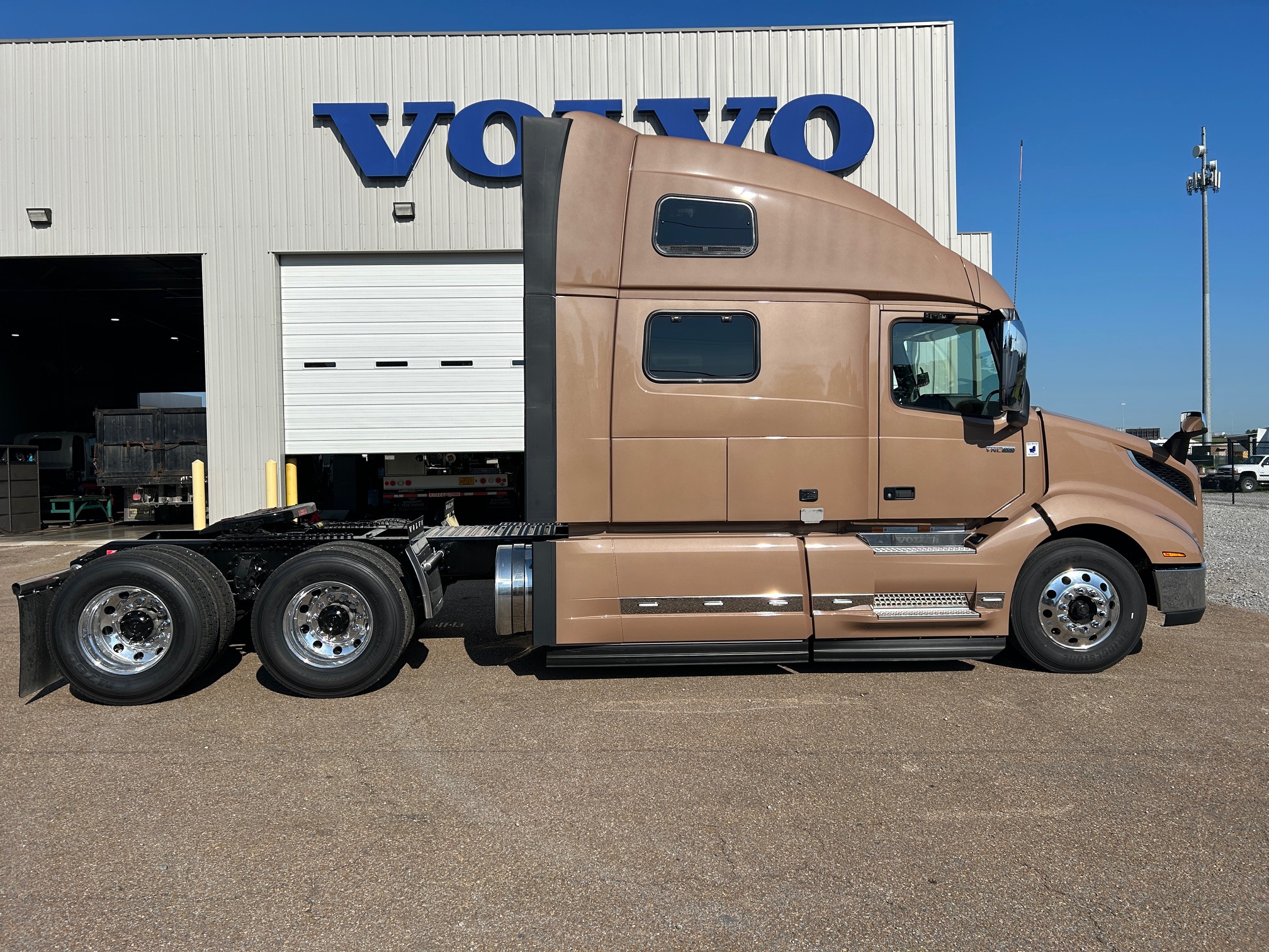 2025 VOLVO VNL 860 SN685727 60/500 EP2 & EATS warranty coverages included - image 4 of 6