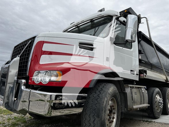 2016 VOLVO VHD84B200 - image 1 of 6