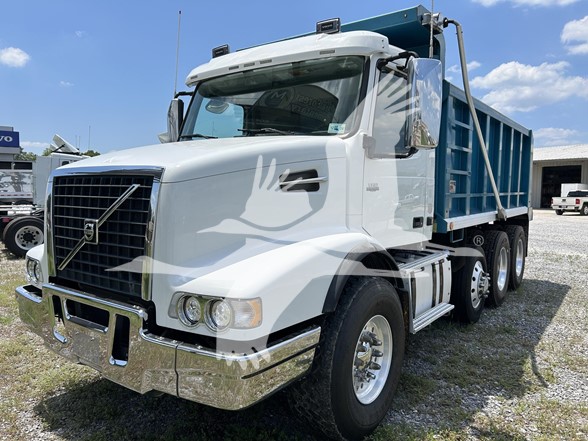 2019 VOLVO VHD84B300 - image 2 of 6