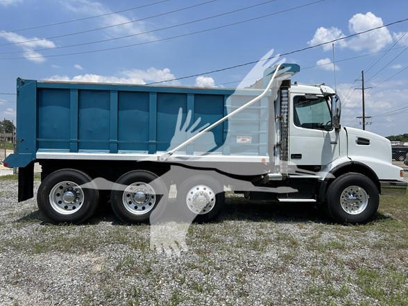 2019 VOLVO VHD84B300 - image 5 of 6