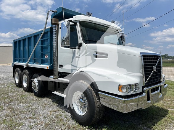 2019 VOLVO VHD84B300 - image 1 of 6