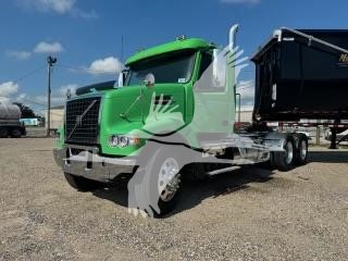 2020 VOLVO VHD64FT300 - image 1 of 6