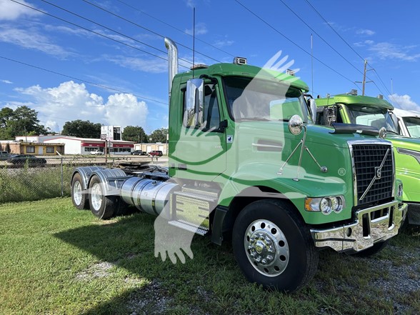 2020 VOLVO VHD64FT300 - image 5 of 6