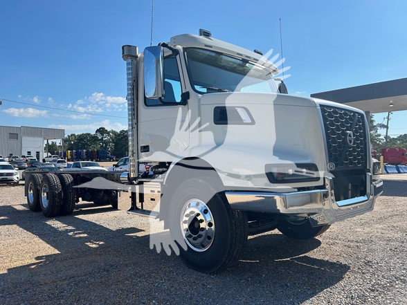 2025 VOLVO VHD64B300 - image 1 of 6