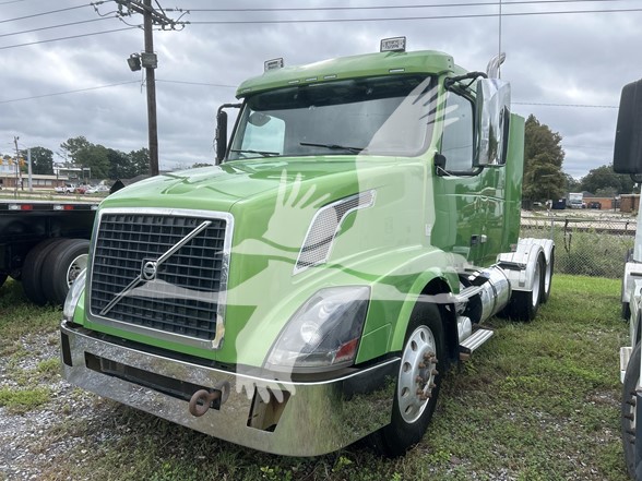 2015 VOLVO VNL64T430 - image 2 of 6