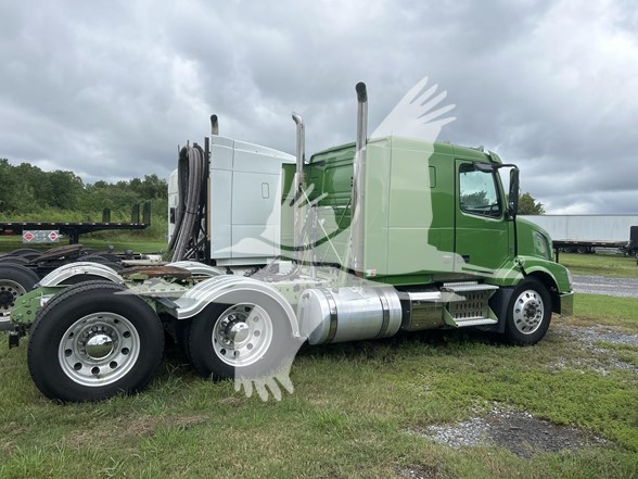 2015 VOLVO VNL64T430 - image 3 of 6