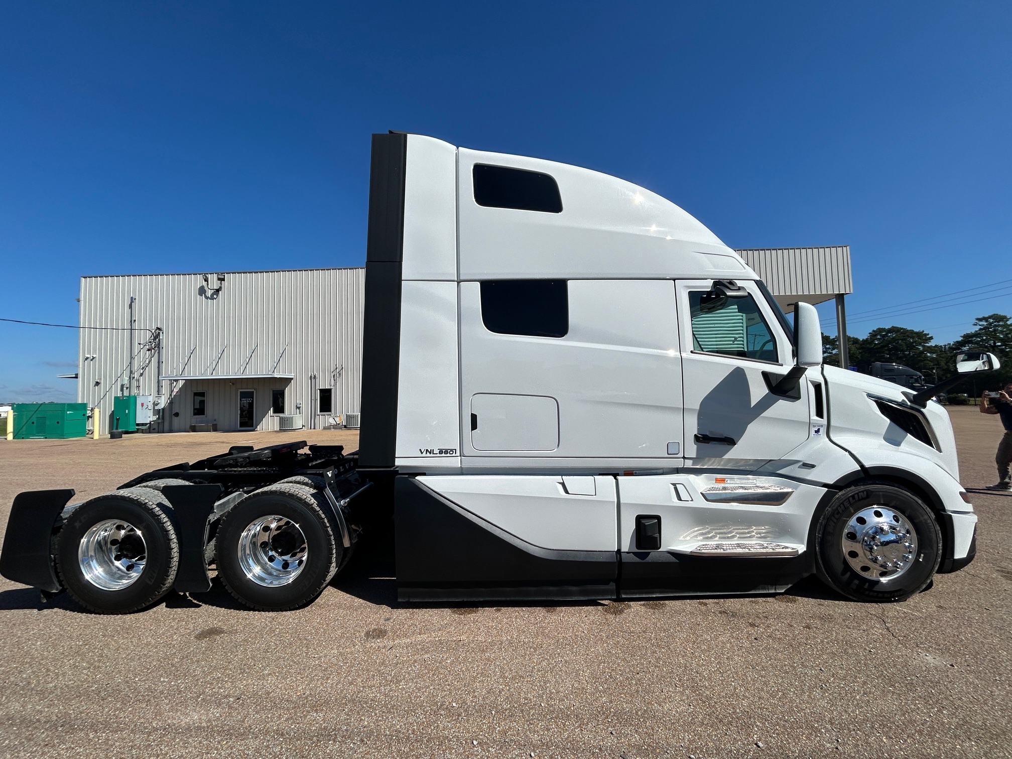 2025 Volvo NEW VNL 860 SN664288 - image 4 of 6