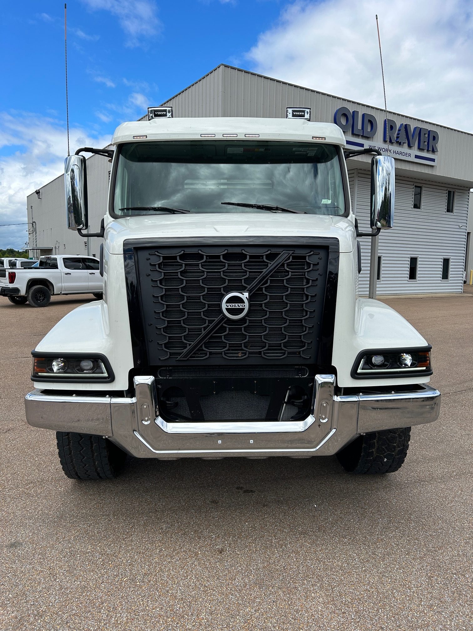 2025 Volvo VHD64B300 SN664572+ Pac-Mac 60K Roll-Off - image 2 of 6