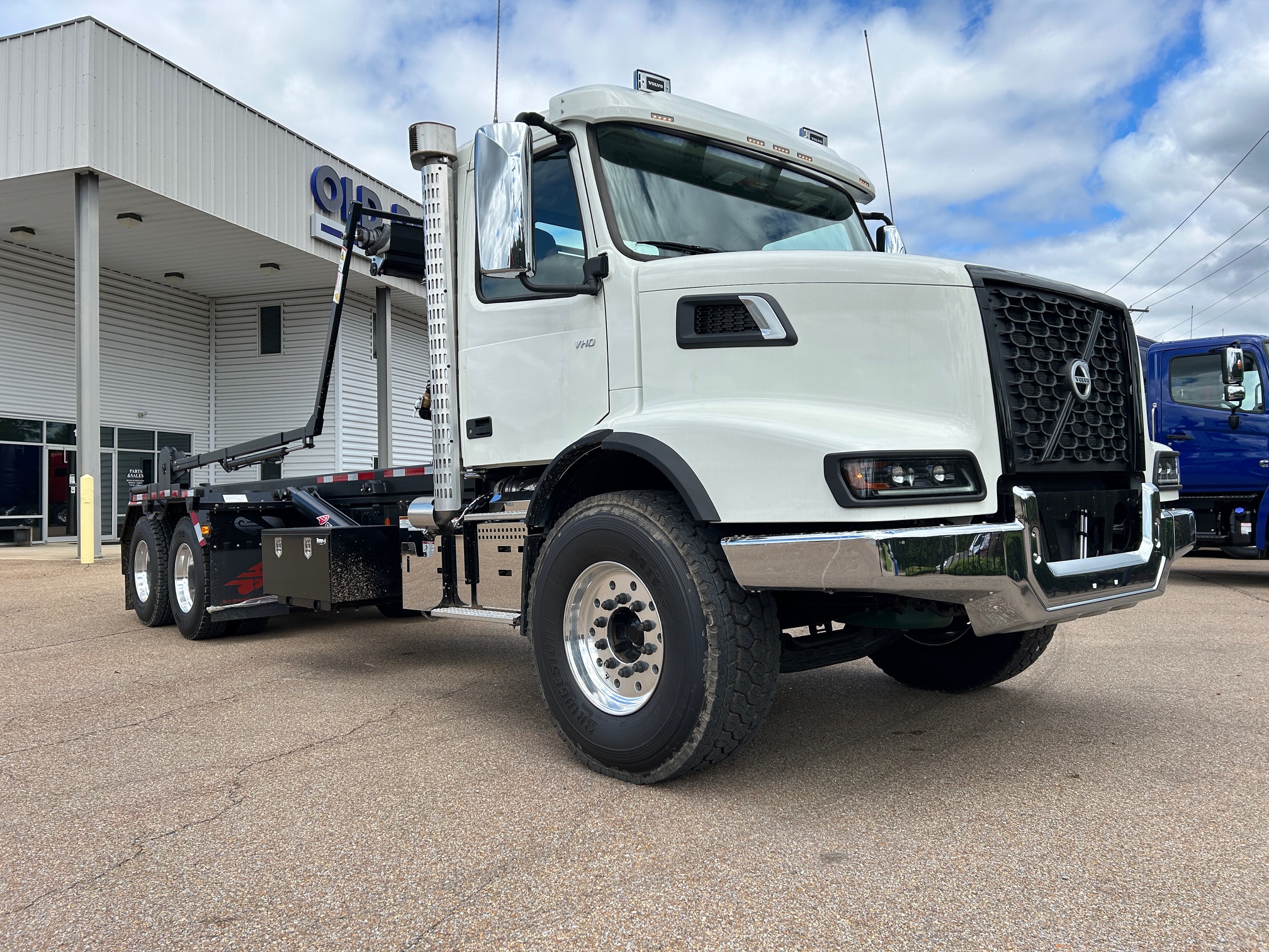 2025 Volvo VHD64B300 SN664572+ Pac-Mac 60K Roll-Off - image 1 of 6