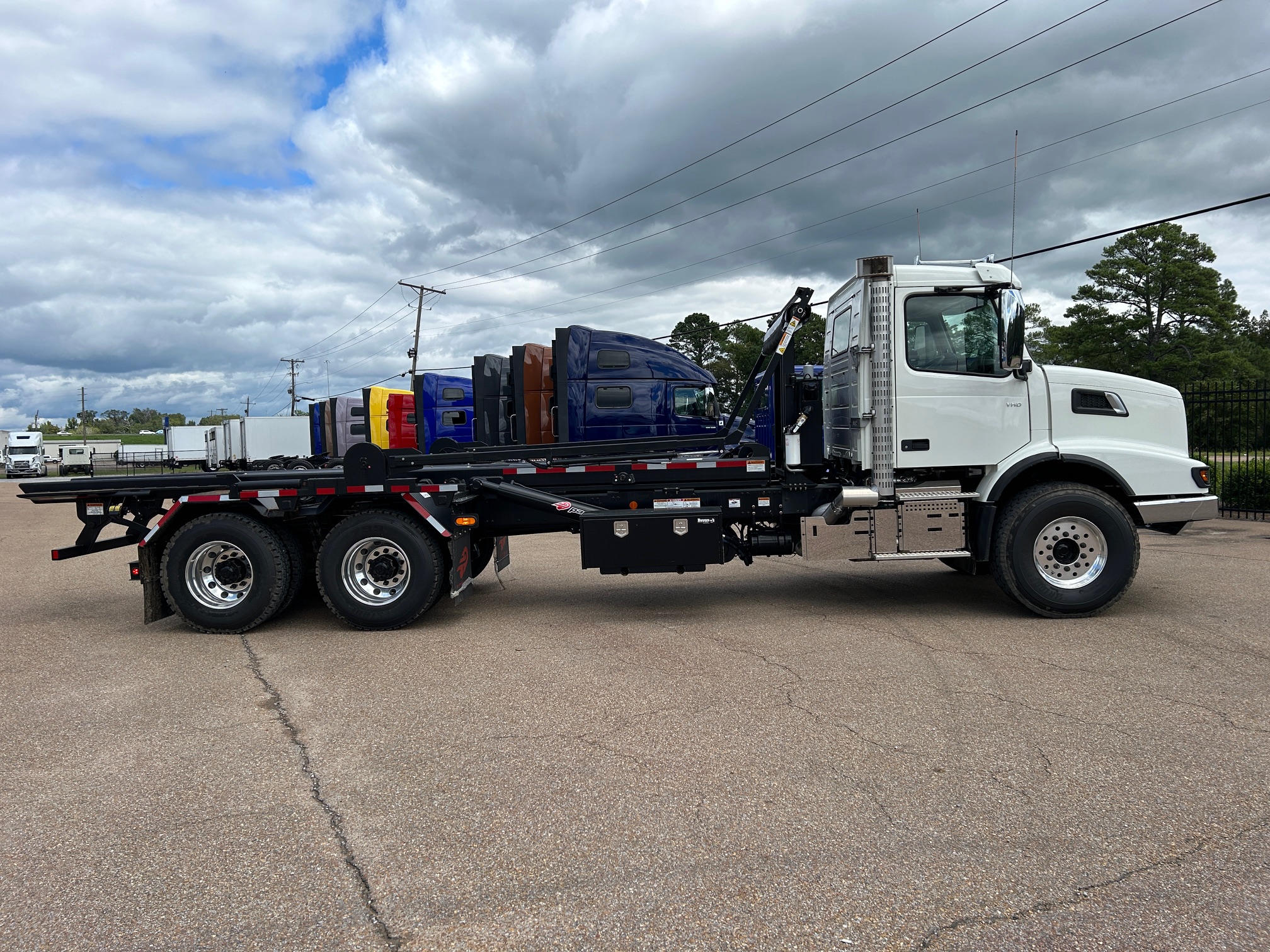 2025 Volvo VHD64B300 SN664572+ Pac-Mac 60K Roll-Off - image 3 of 6