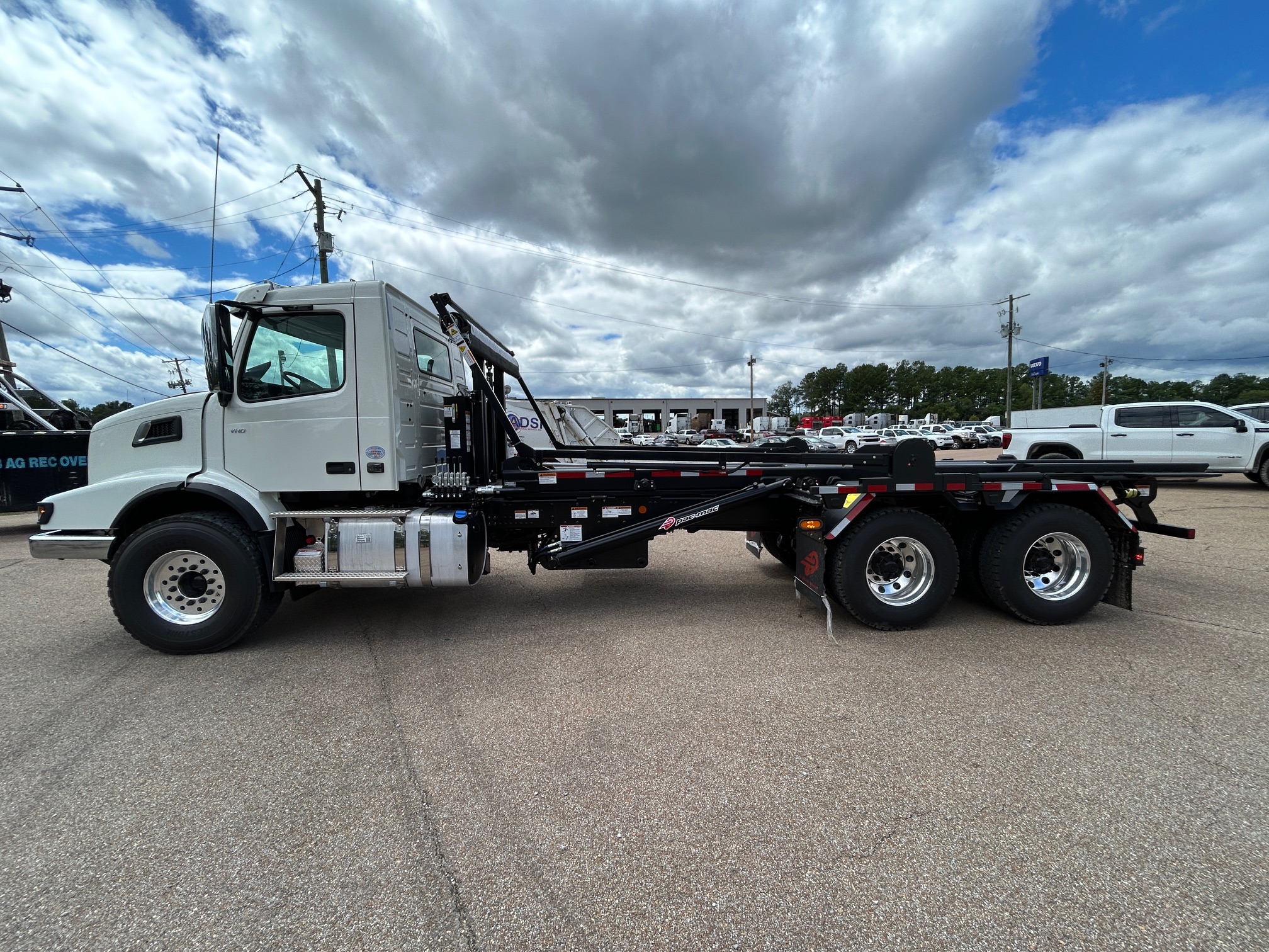 2025 Volvo VHD64B300 SN682603 + Pac-Mac 60K Roll-Off - image 2 of 6