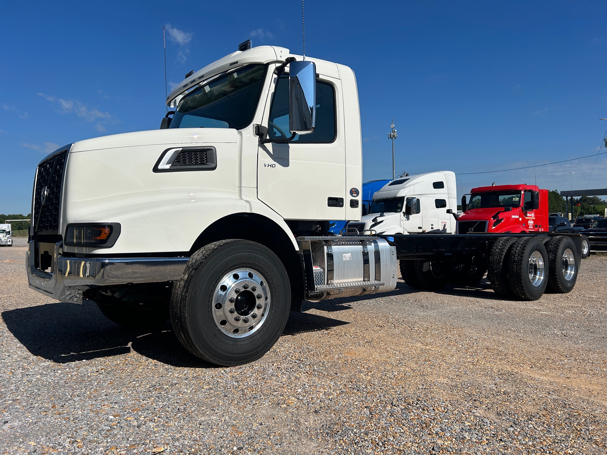 2025 Volvo VHD64B300 SN682603 + Pac-Mac 60K Roll-Off - image 1 of 6