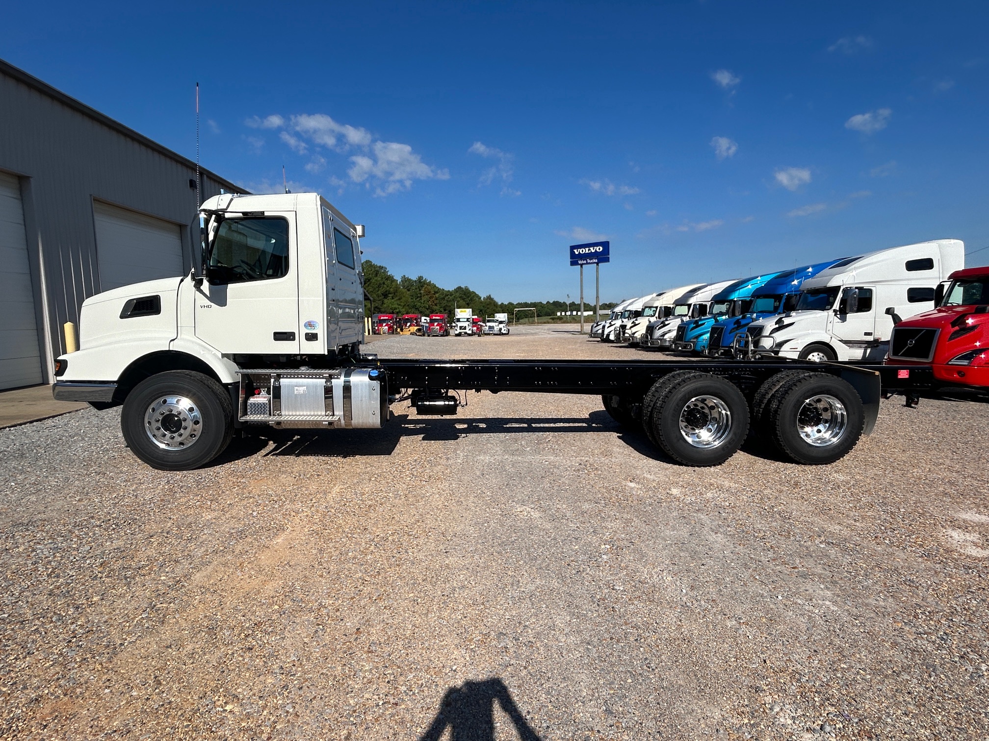 2025 Volvo VHD64B300 SN682603 + Pac-Mac 60K Roll-Off - image 4 of 6