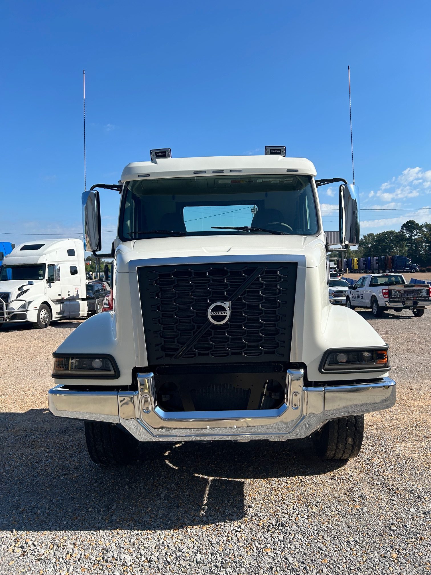 2025 Volvo VHD64B300 SN682603 + Pac-Mac 60K Roll-Off - image 2 of 6