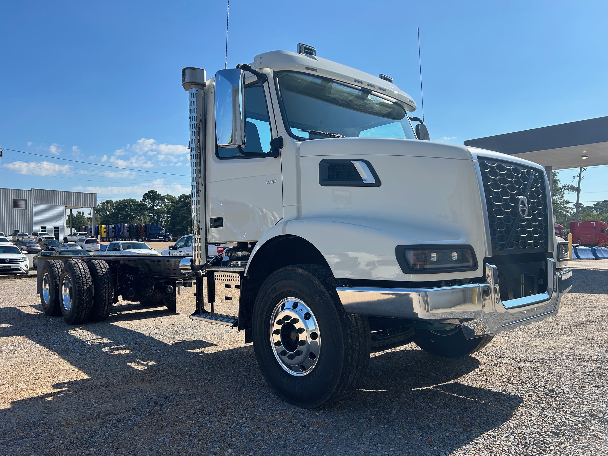 2025 Volvo VHD64B300 SN682603 + Pac-Mac 60K Roll-Off - image 3 of 6