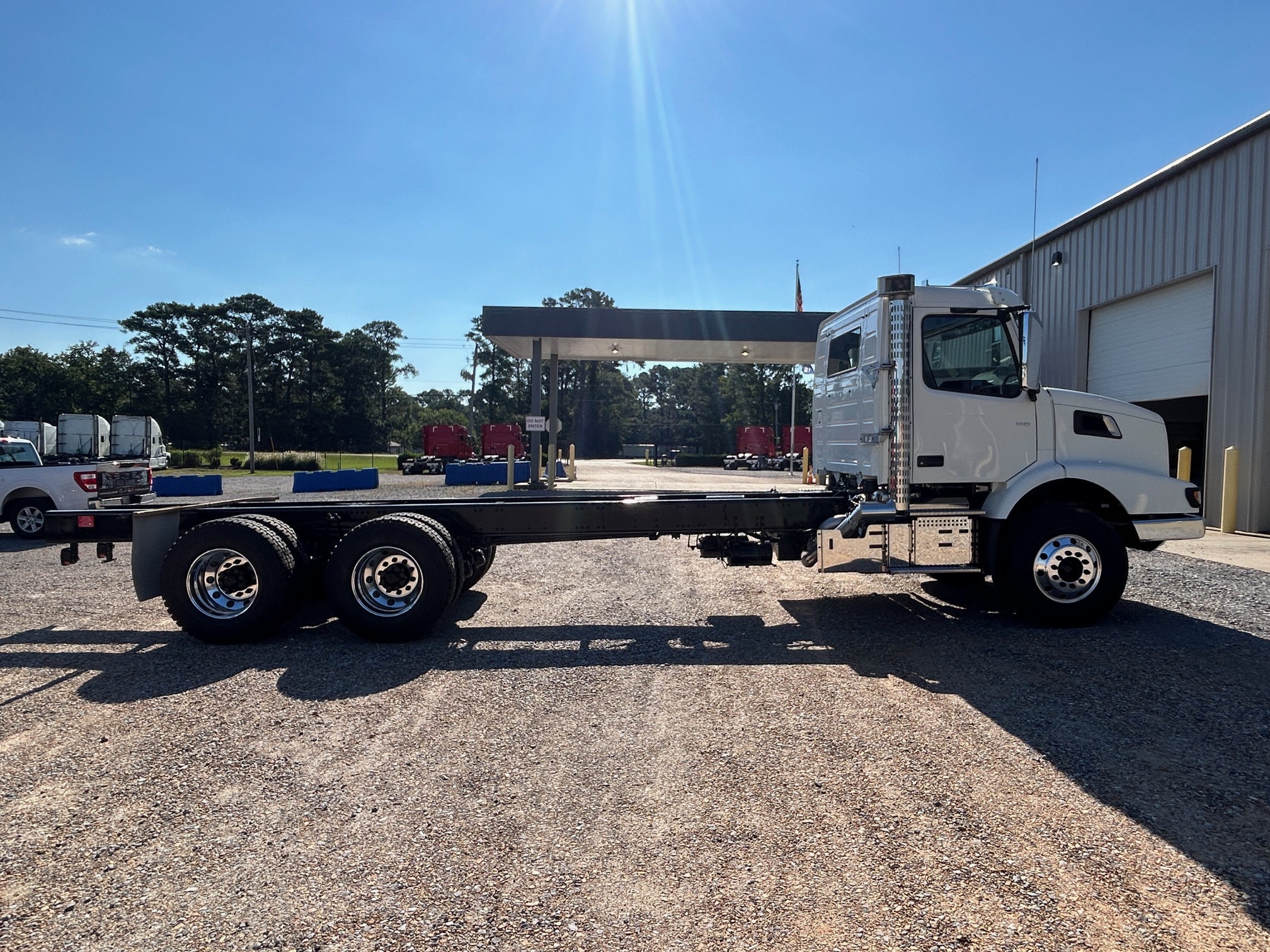 2025 Volvo VHD64B300 SN682603 + Pac-Mac 60K Roll-Off - image 5 of 6