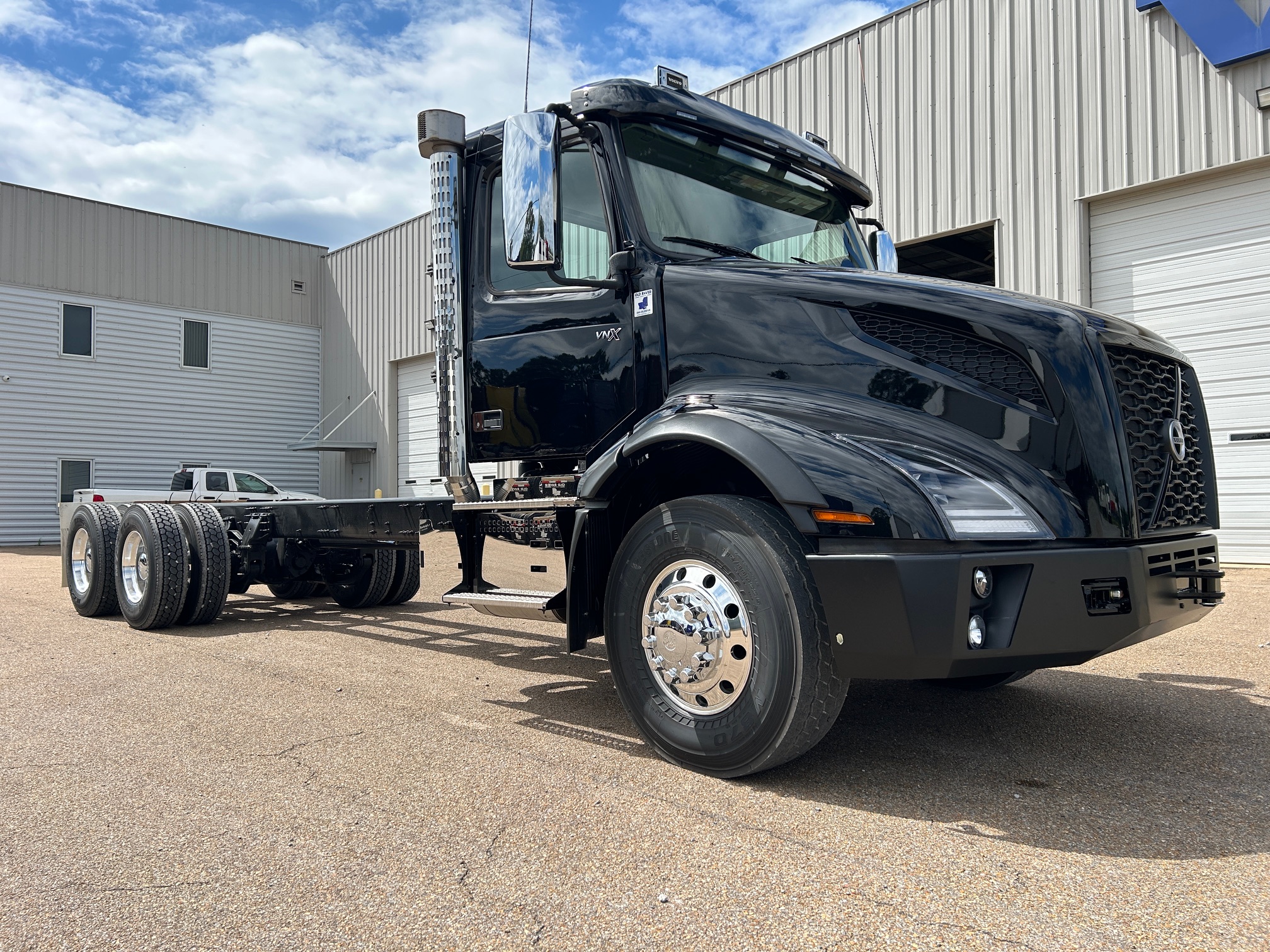 2025 Volvo VNX 300 SN688757 Century Roll-back 28' 20 Series Carrier - image 2 of 6