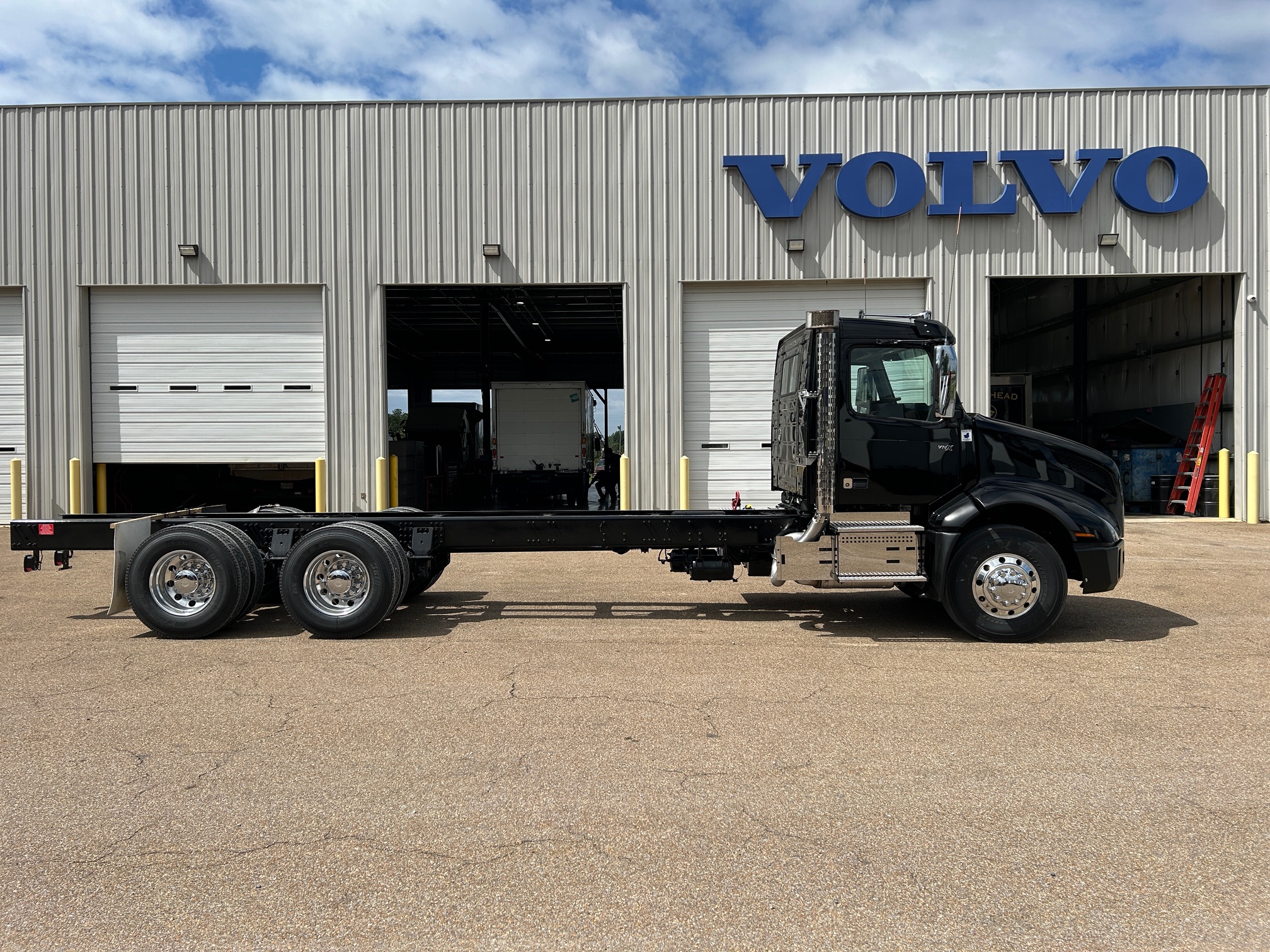 2025 Volvo VNX 300 SN688757 Century Roll-back 28' 20 Series Carrier - image 4 of 6