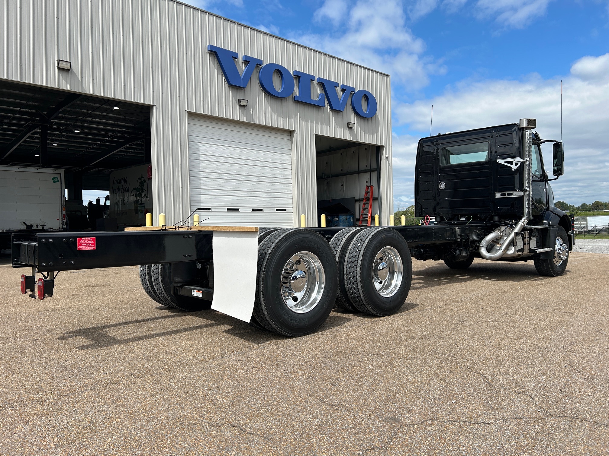 2025 Volvo VNX 300 SN688757 Century Roll-back 28' 20 Series Carrier - image 6 of 6