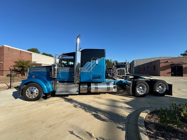 2020 Kenworth W900L 1XKWD4GX3LR424041 525K mi. - image 4 of 6