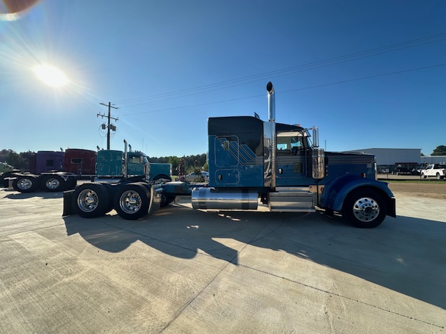 2020 Kenworth W900L 1XKWD4GX3LR424041 525K mi. - image 5 of 6