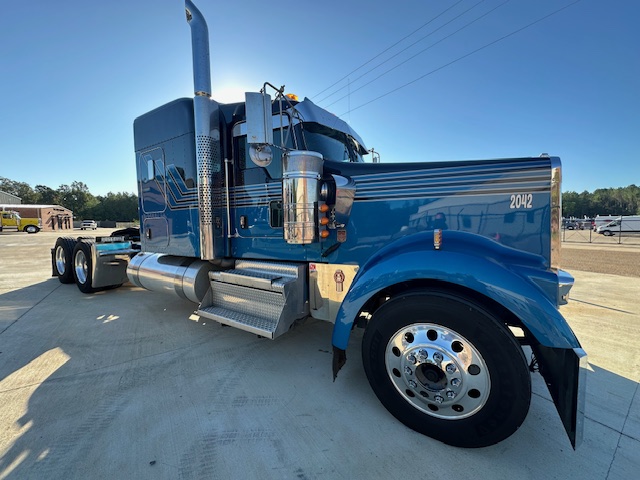 2020 Kenworth W900L 1XKWD4GX3LR424041 525K mi. - image 2 of 6