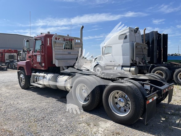 2019 MACK PINNACLE 64T - image 2 of 6