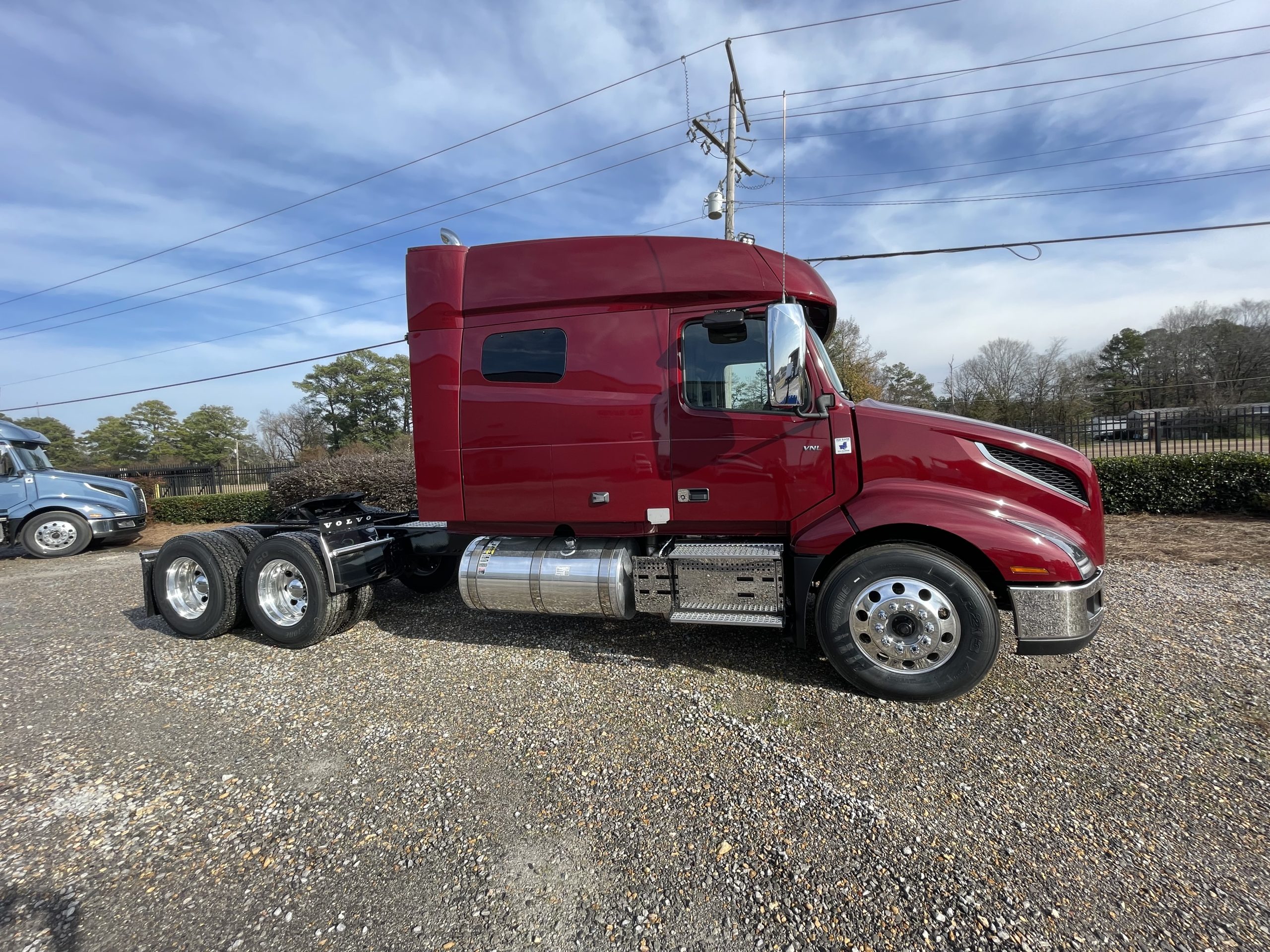 2025 VOLVO VNL64T740 SN691718 - image 1 of 6