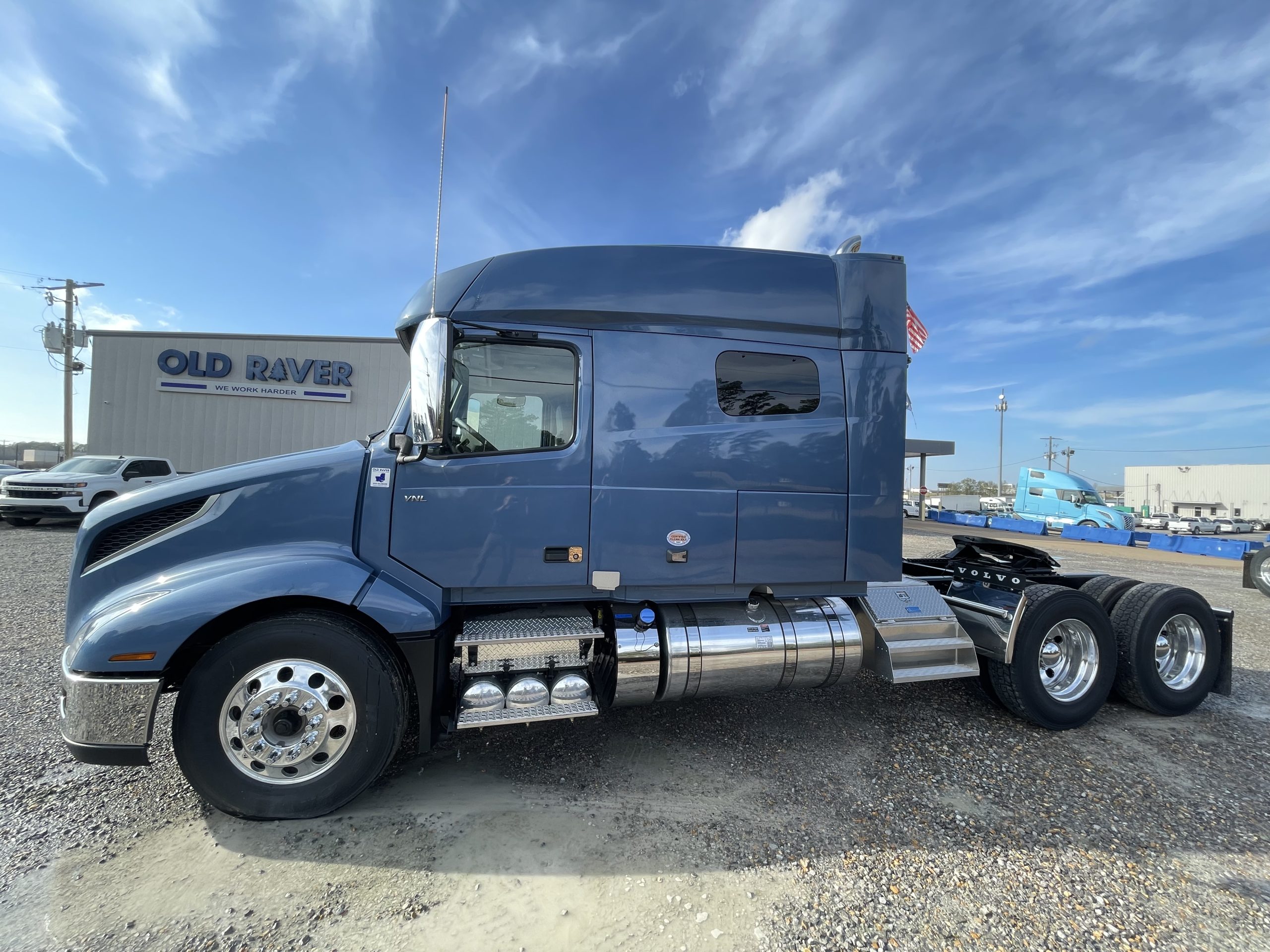 2025 VOLVO VNL64T740  N691722 - image 2 of 6