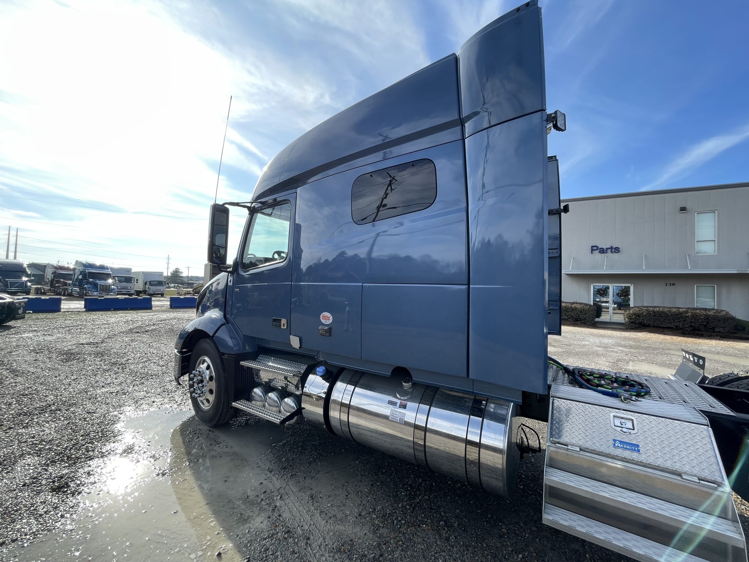 2025 VOLVO VNL64T740  N691722 - image 3 of 6