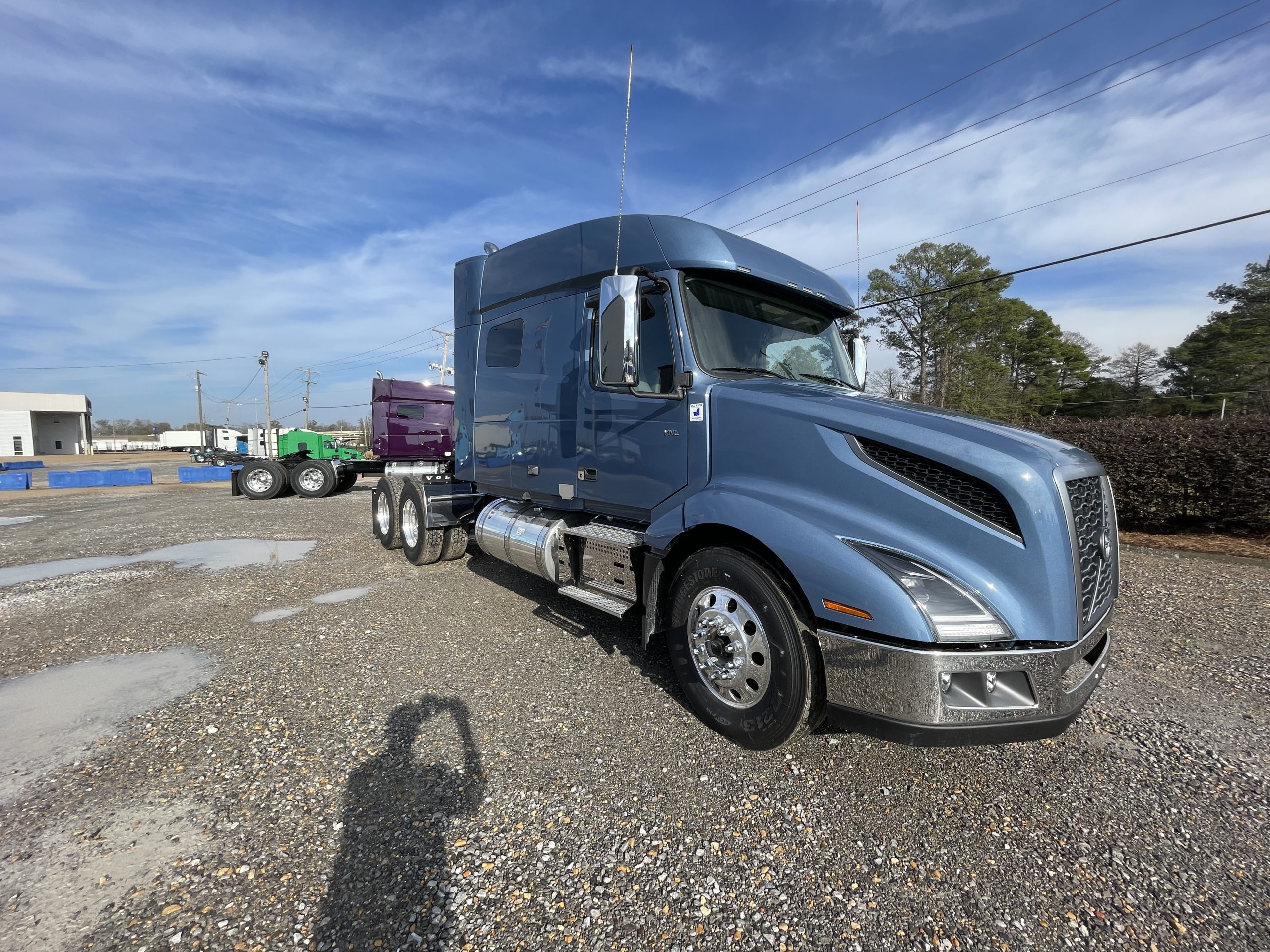 2025 VOLVO VNL64T740  N691722 - image 4 of 6