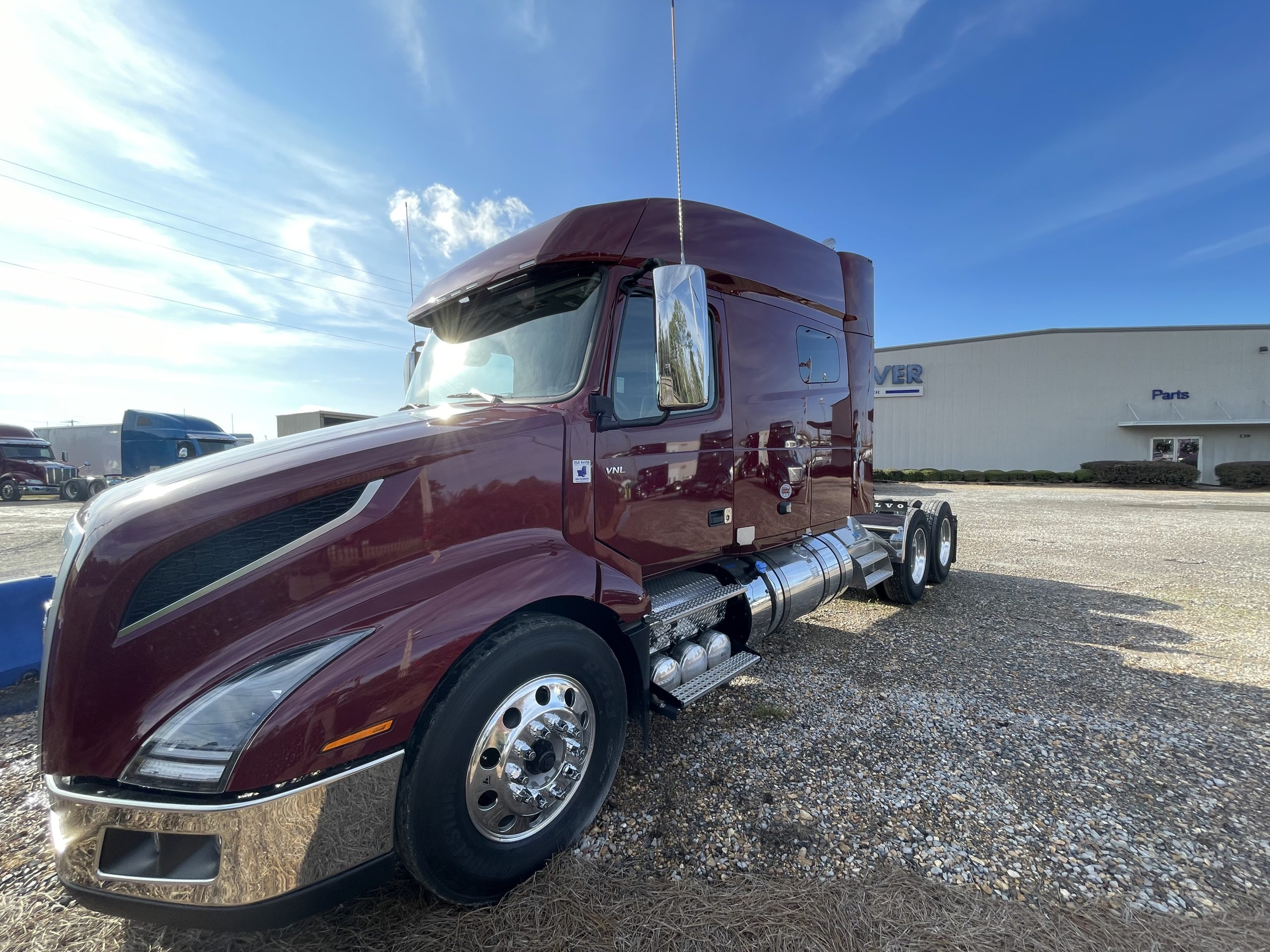 2025 VOLVO VNL64T740  N691721 - image 4 of 6