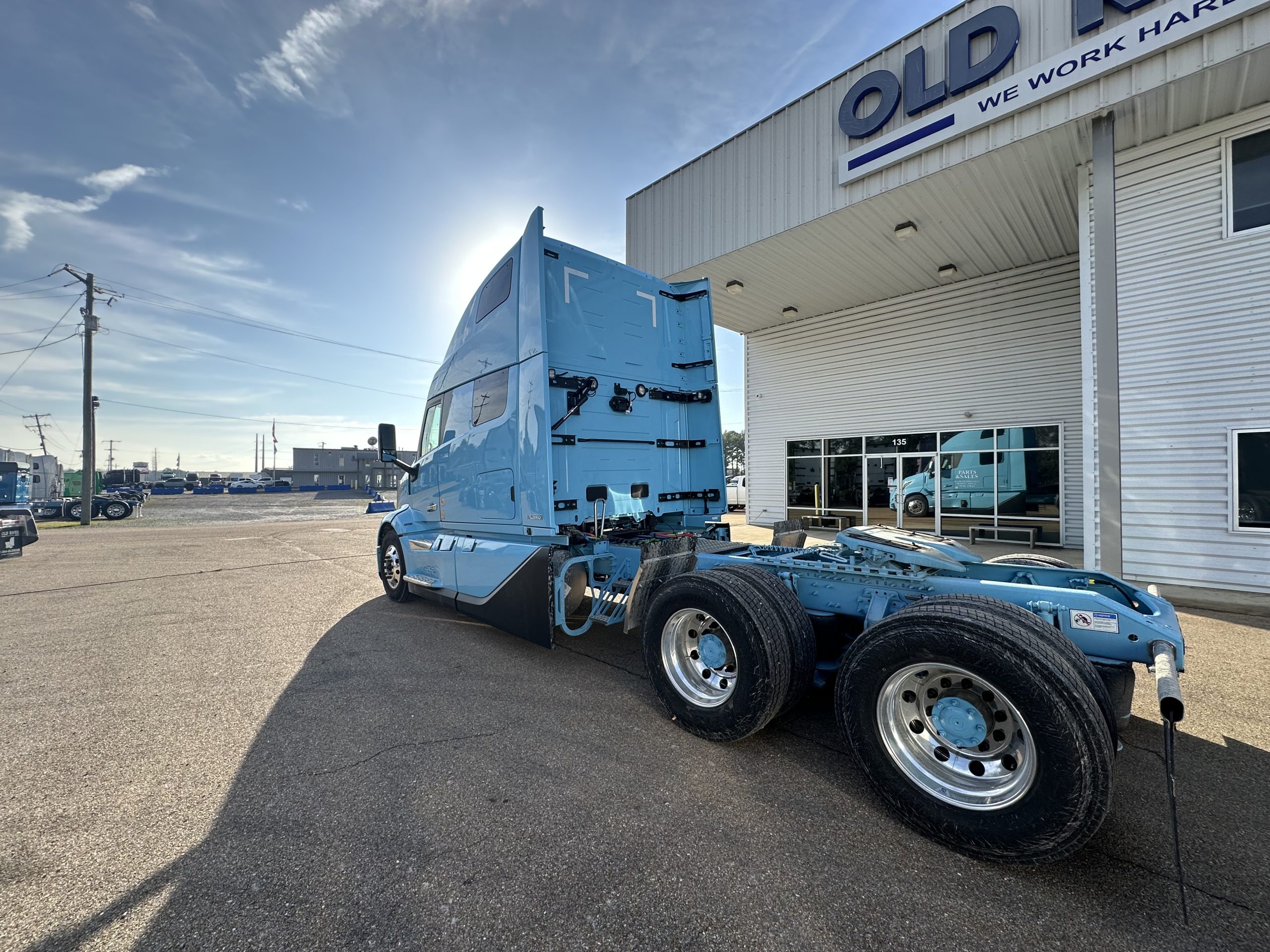 2025 VOLVO VNL 860 ULTIMATE TRIM N689512 - image 3 of 6