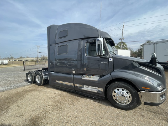 2025 VOLVO VNL 860 SN680273 - image 3 of 6